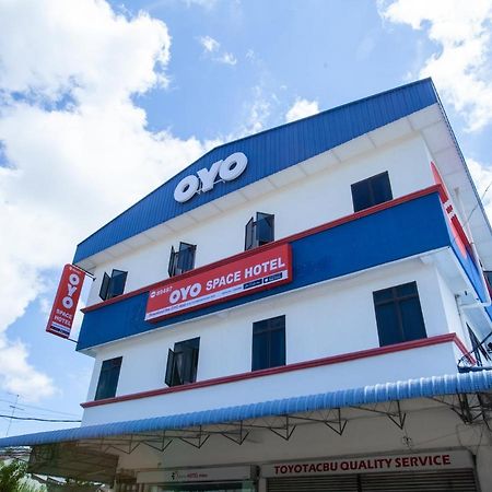 Oyo 89487 Space Hotel Клуанг Экстерьер фото