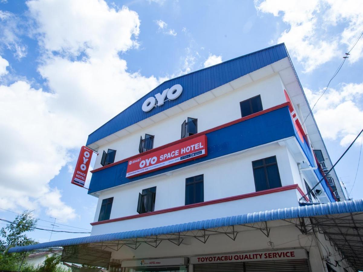 Oyo 89487 Space Hotel Клуанг Экстерьер фото